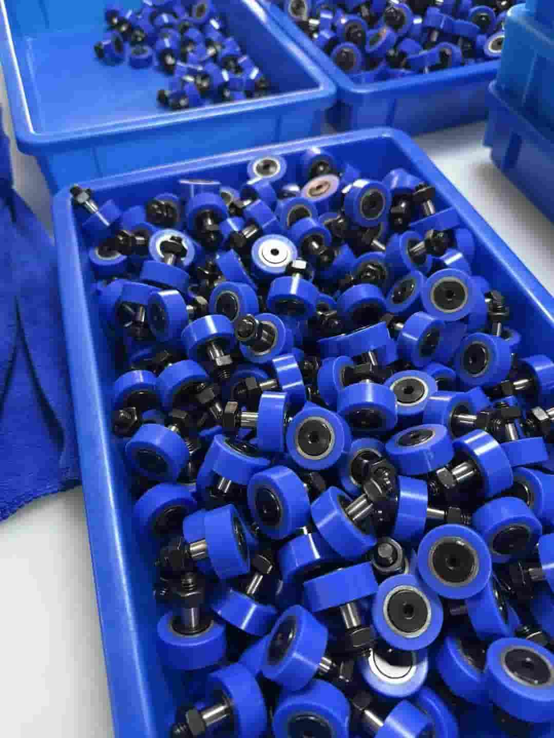 Polyurethane rollers with bearings
